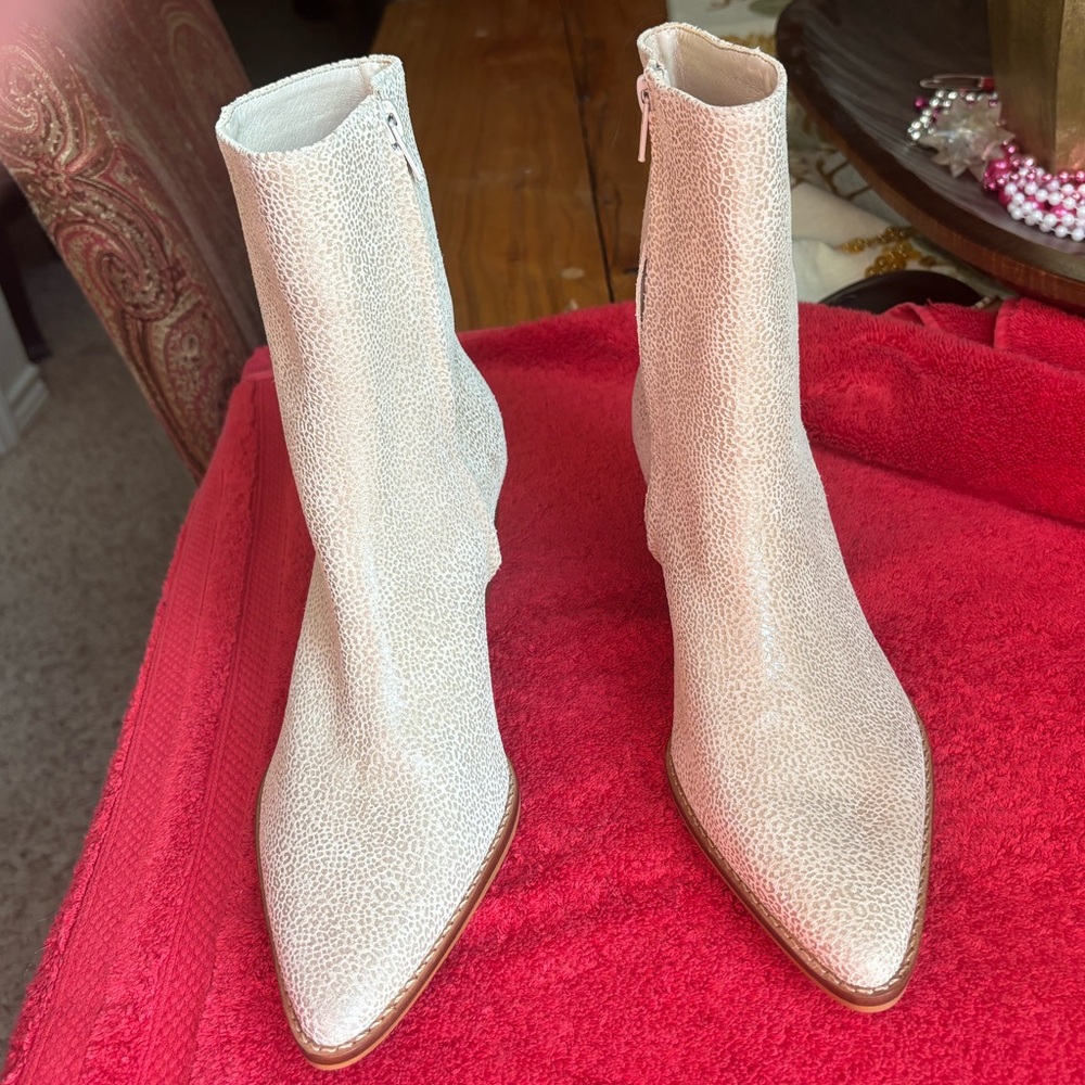 Size 8 Anthropologie/Matisse brand new ankle boots, with side zip. Light beige